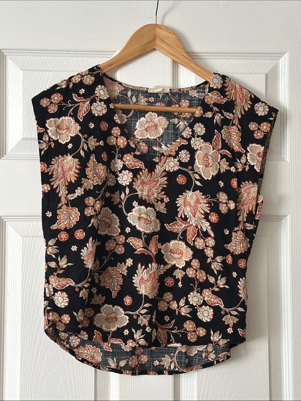Floral V-Neck Sleeveless Top in Black and Tan